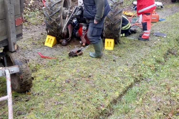 Pijani traktorist (77)  prešao u suprotnu traku i udario automobil